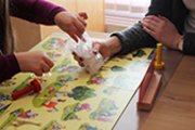 Kind zieht eine Karte eines Spiels